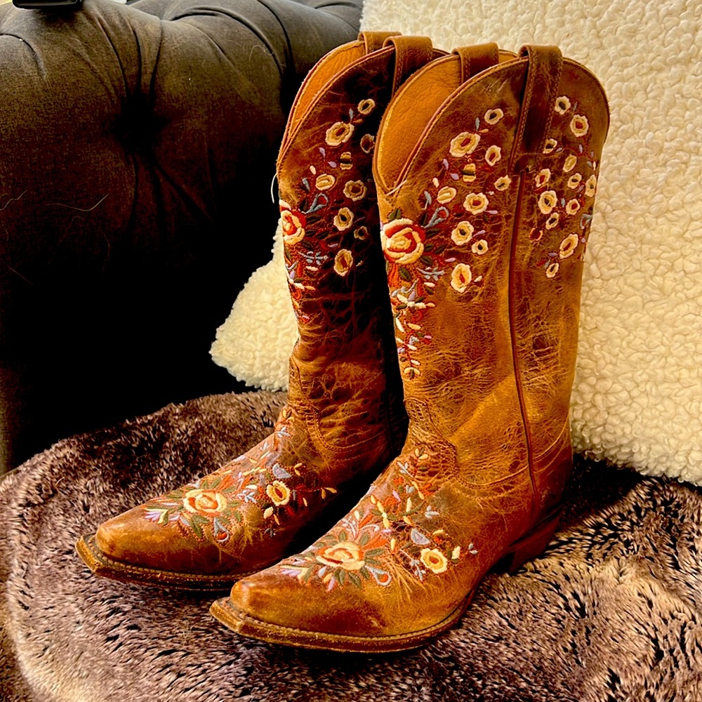 SHYANNE cowgirl boots. Leather upper and outsole.